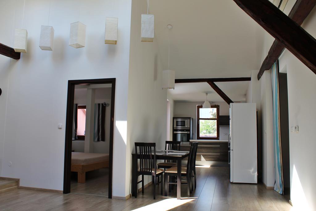 捷克布杰约维采Attic With Parking, Near The Center Of Cb - 110M2公寓 外观 照片